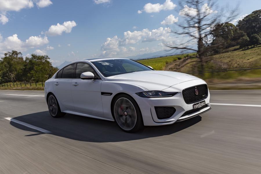  Jaguar XE P300 R-Dynamic 2019 года  (AU) (фото 27 из 40)